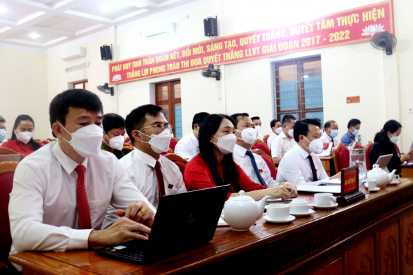 Ứng dụng phần mềm kỳ họp không giấy được đa số đại biểu HĐND thị xã Hồng Lĩnh, Hà Tĩnh hưởng ứng từ Kỳ họp thứ 6 (tháng 4.2022) - ẢNH BÌNH NGUYÊN
